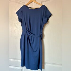 Peter Nygard Women Blue dress Size XL
P to P 23
Length. 40